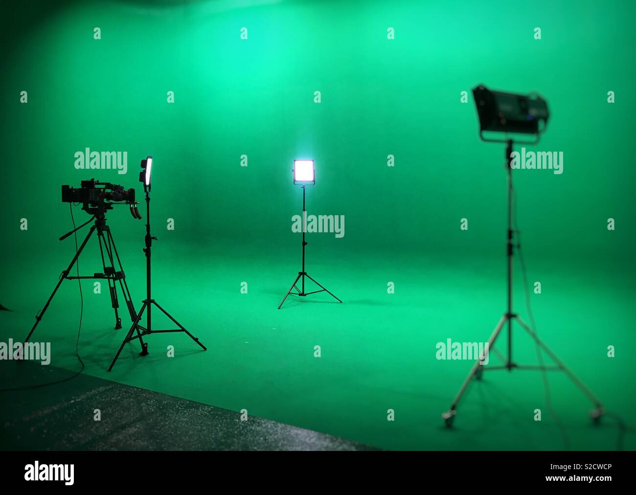 Videocamera et éclairage à led dans un studio greenkey prêt pour un  tournage de télévision Photo Stock - Alamy