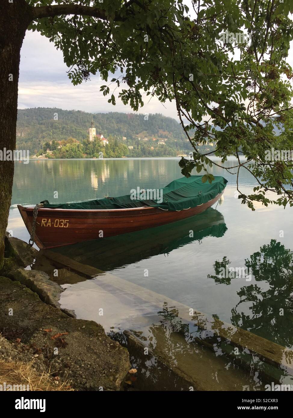 Un bateau sur le lac de Bled Banque D'Images