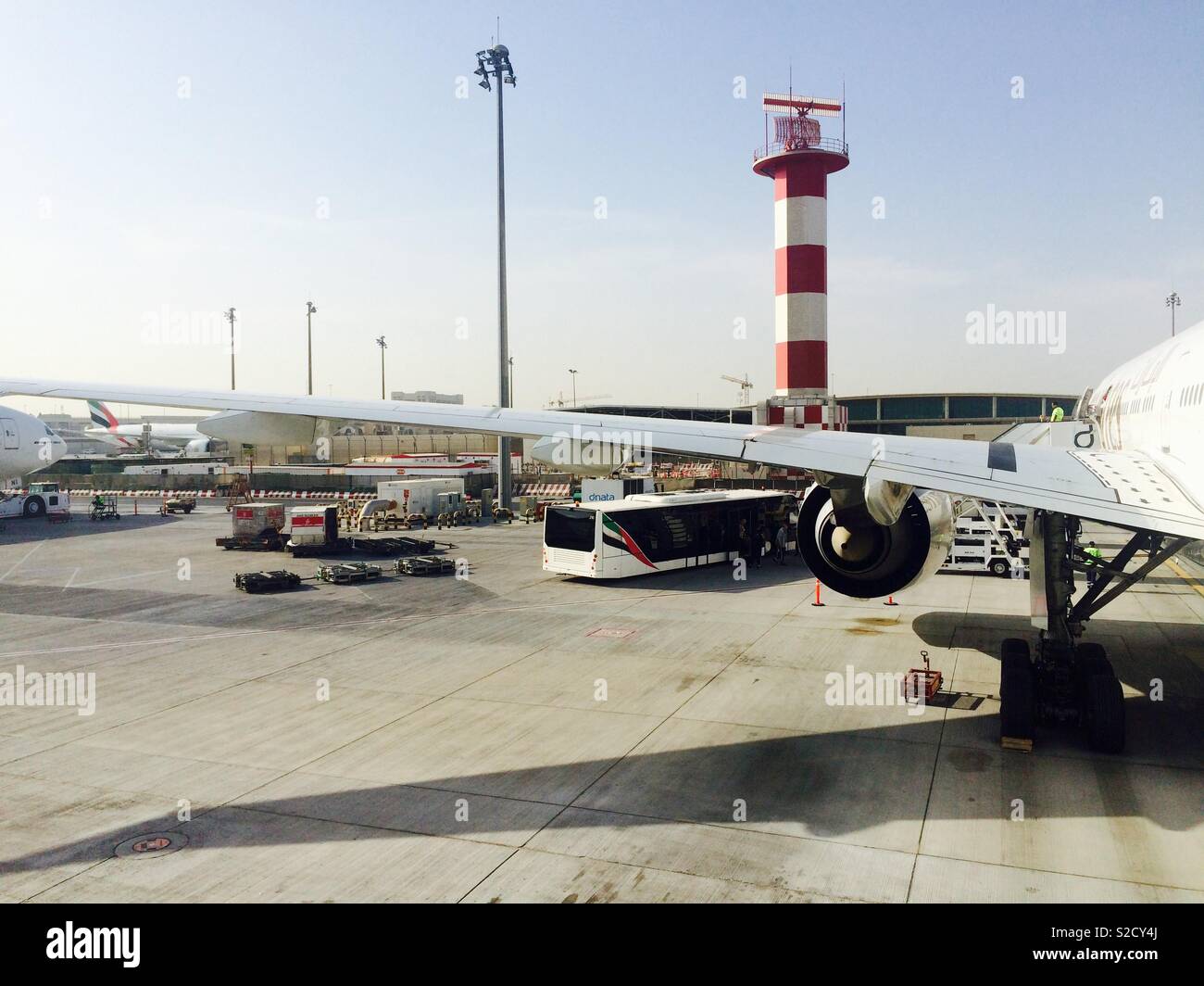 Aéroport de Dubaï bitume, tablier ou rampe d'accès avant le départ du vol - Image de stock capturée avec un smartphone