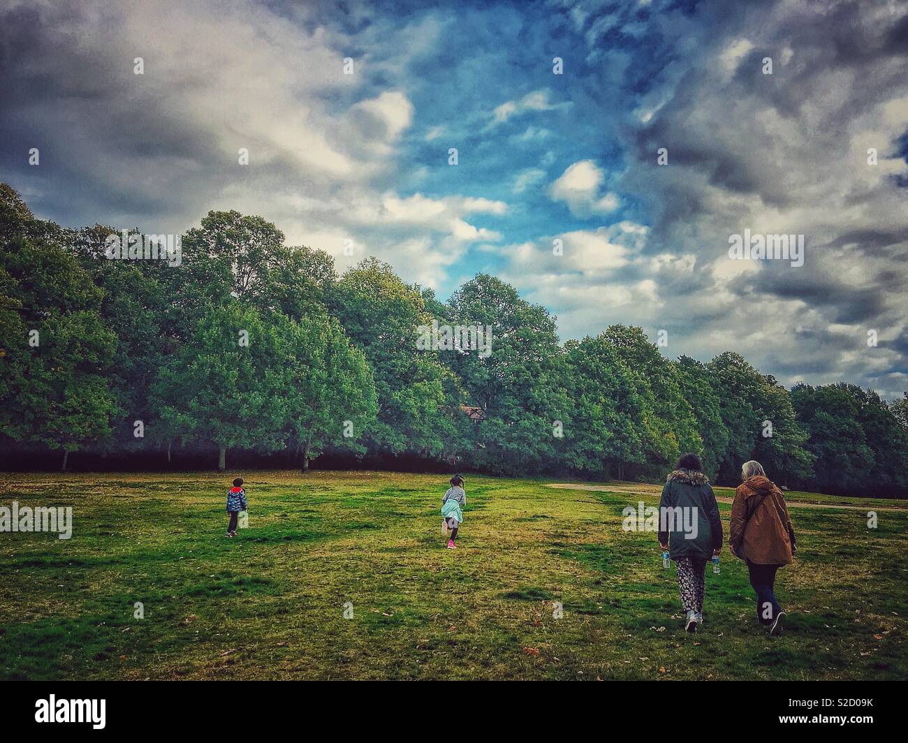 Une promenade familiale dans le pays. Banque D'Images