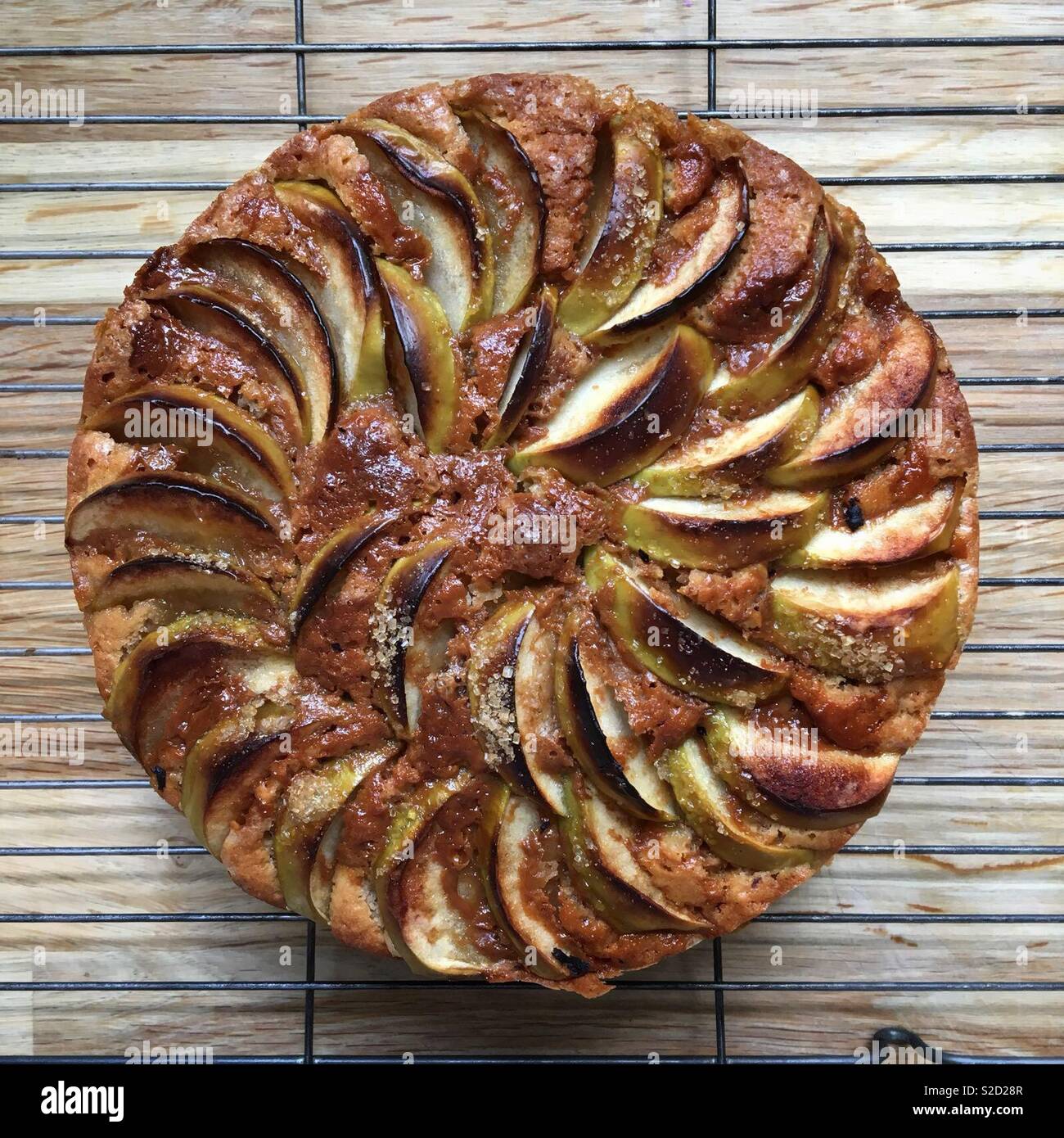 Pomme au four gâteau sur une grille de refroidissement - Image de stock capturée avec un smartphone