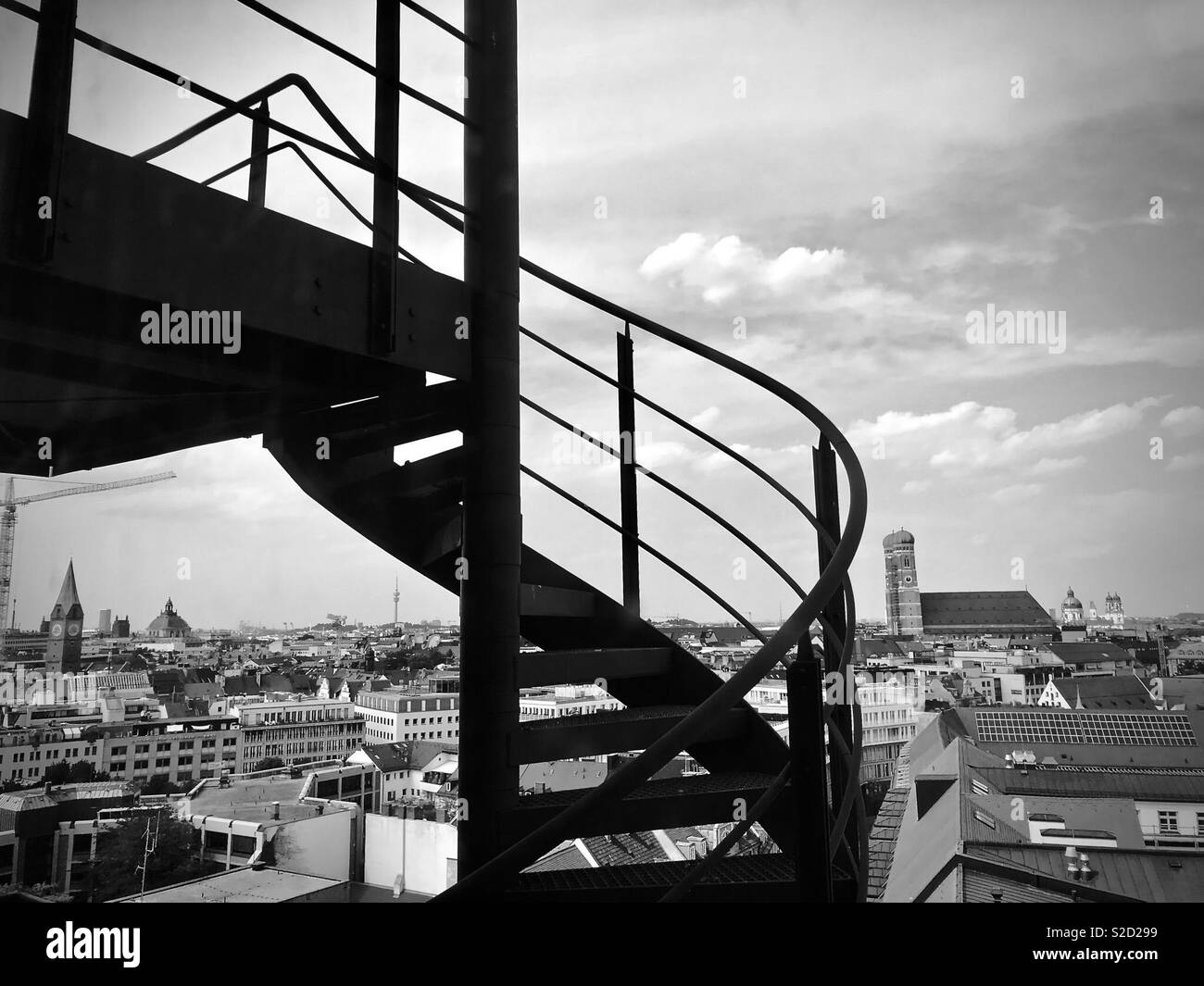 Escalier en colimaçon en face de Munich City Skyline Banque D'Images