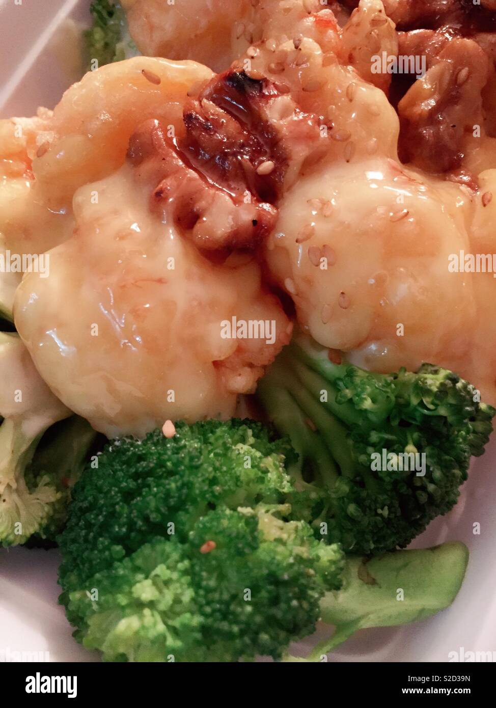 Plat chinois de crevettes et brocolis et noix Banque D'Images