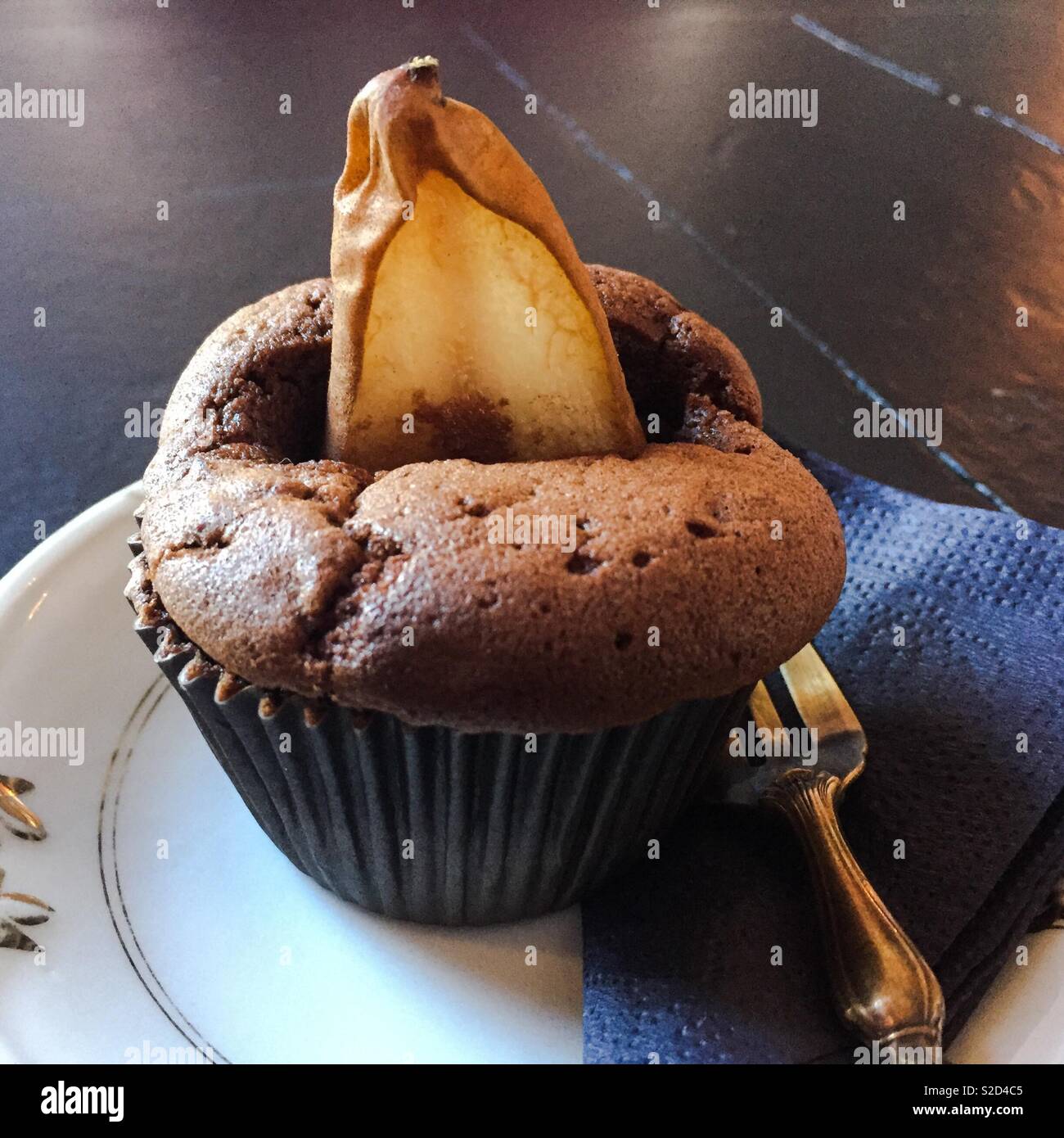 Muffin au chocolat et poire Banque D'Images