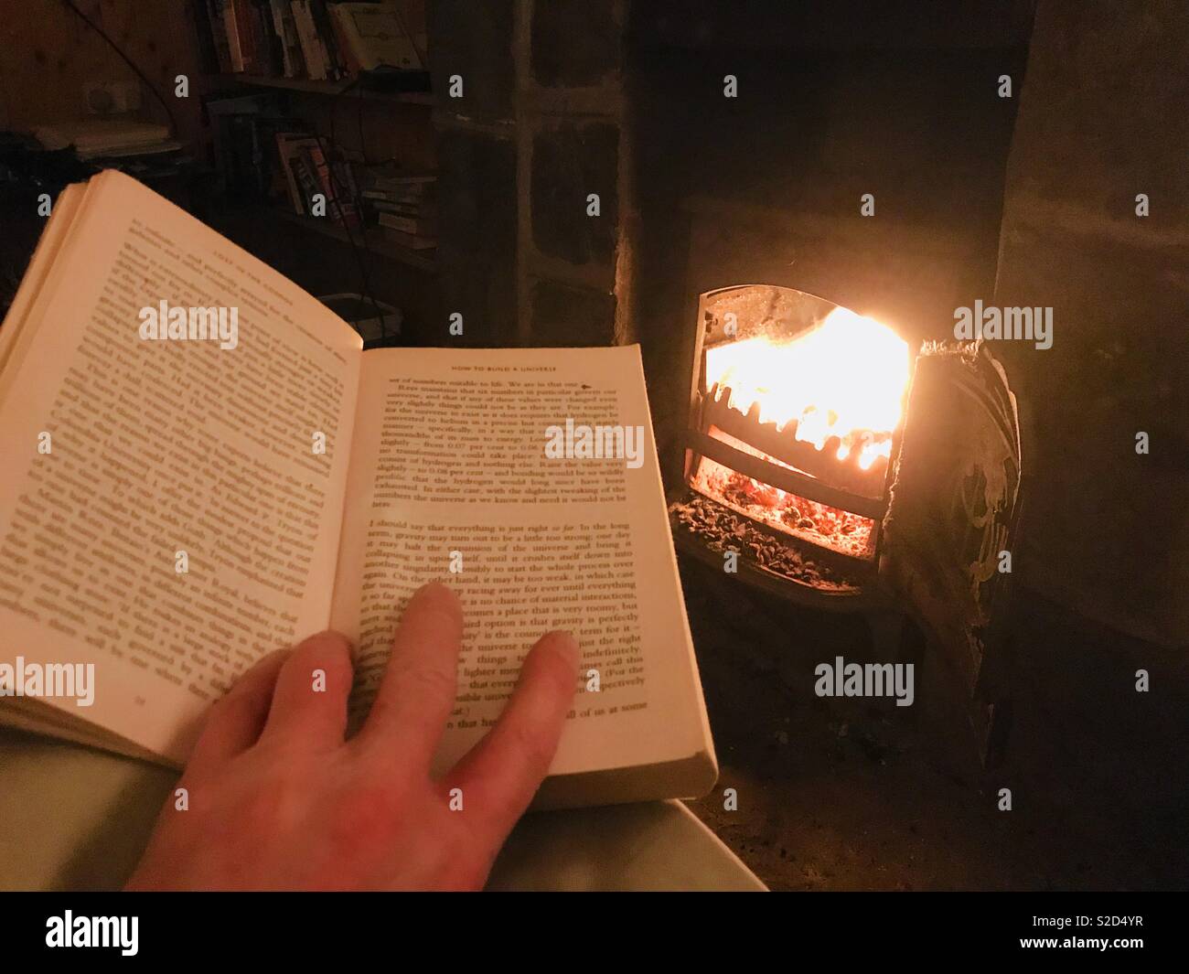 Lecture Au Coin Du Feu Photo Stock Alamy