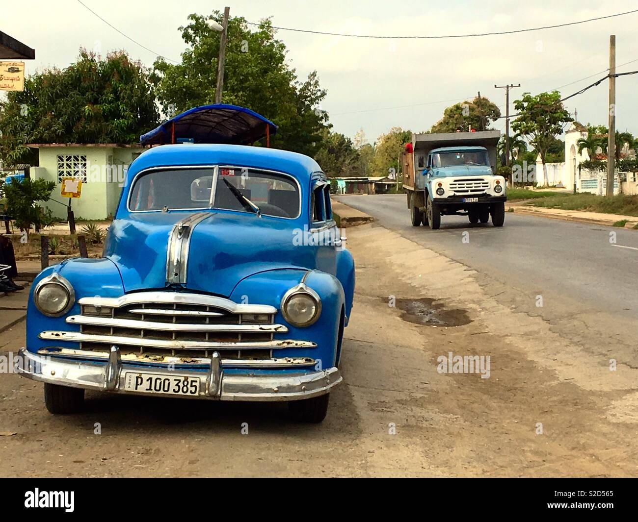 Automobiles et camions dans les petites ville cubaine Banque D'Images