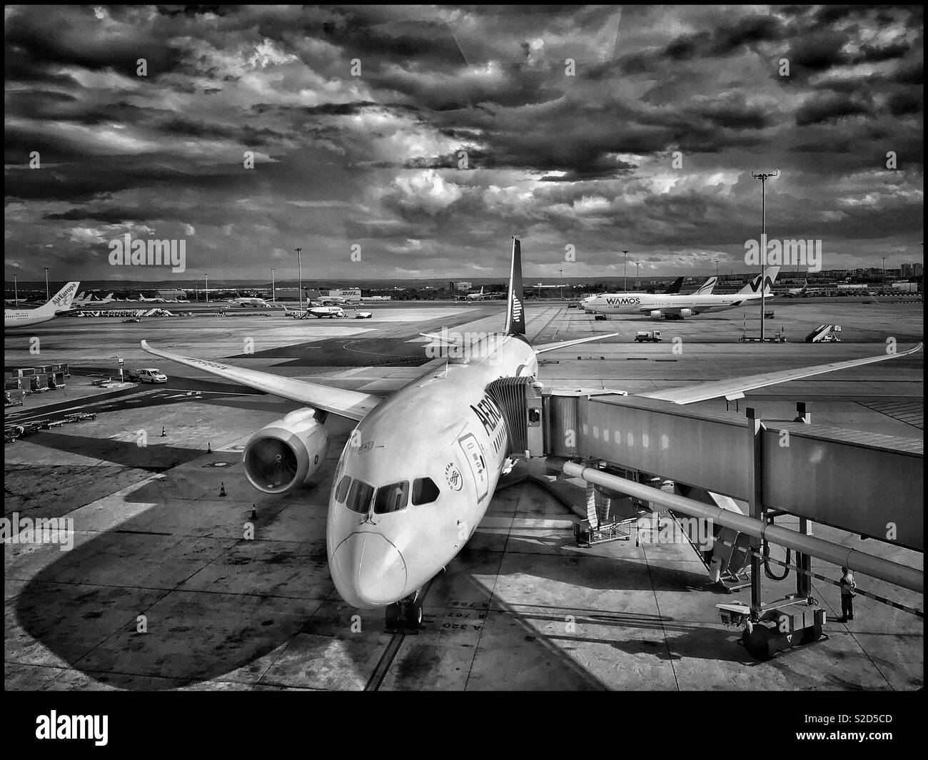 Une vue aérienne de l'atmosphère de l'aéronef à un grand aéroport d'Europe. Malgré le soleil, il semble que la pluie est sur le chemin ! Crédit Photo © COLIN HOSKINS. - Image de stock capturée avec un smartphone