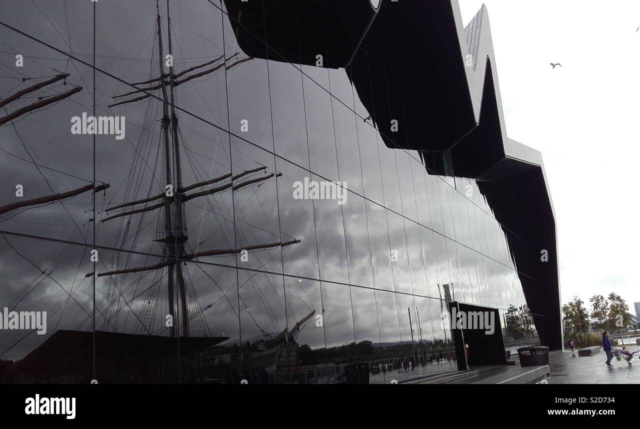 De Réflexion du grand voilier amarré à côté du musée des transports de Glasgow prises par 11 ans Banque D'Images
