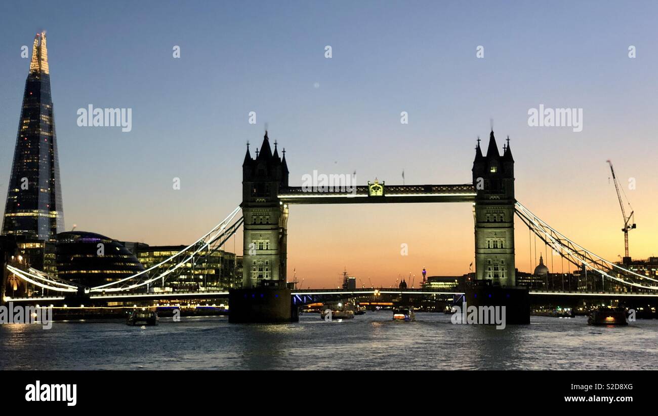 Coucher de soleil sur la Tamise sur Tower Bridge Londres Banque D'Images