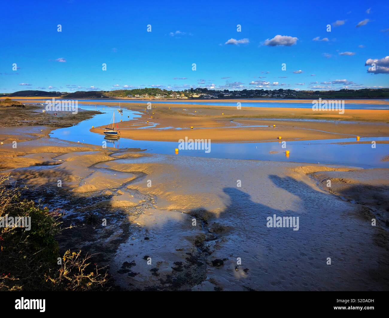 Le chameau, de l'estuaire à marée basse, vue de la piste cyclable Camel Trail, fin octobre. Banque D'Images
