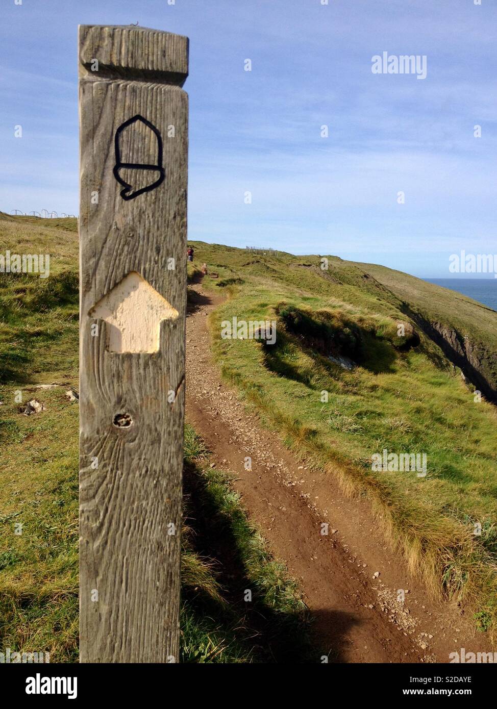 Inscrivez-vous sur le chemin côtier du sud-ouest à Cornwall, les terres en fiducie, entre baie de Holywell et sables bitumineux Perran Banque D'Images