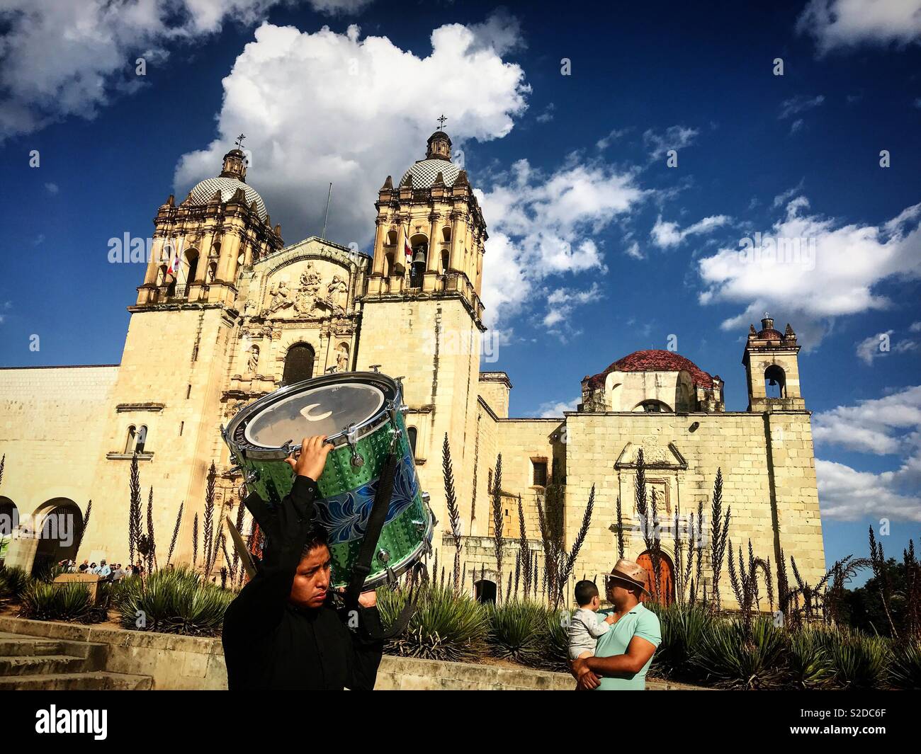 Un homme porte un tambour en face de l'église de Santo Domingo à Oaxaca, Mexique - Image de stock capturée avec un smartphone