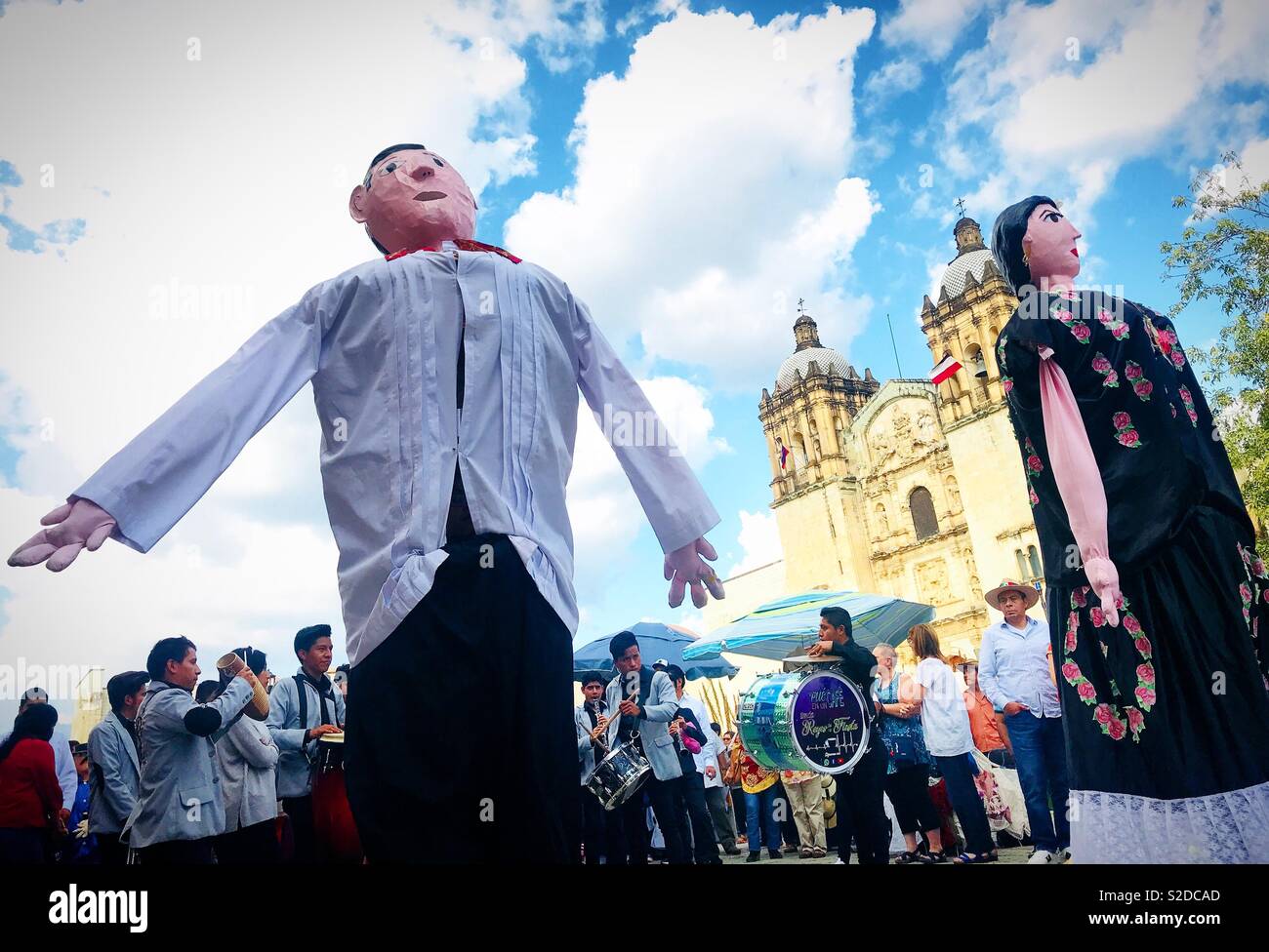 Un couple de poupées en papier mâché pendant un défilé des 'calenda à Oaxaca, Mexique Banque D'Images