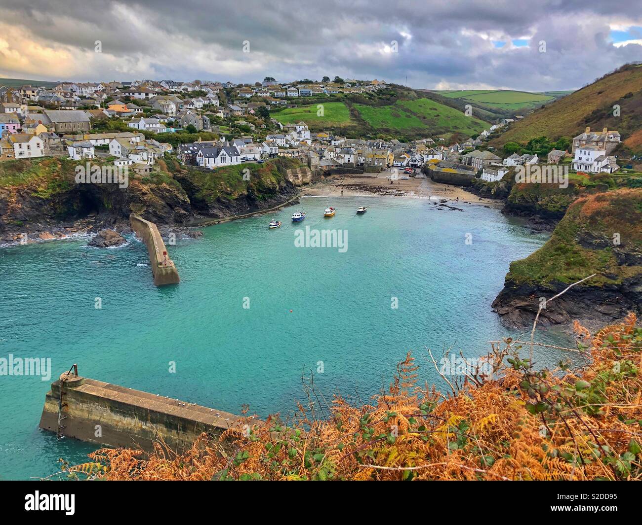 L'ancien port de pêche de Port Isaac, North Cornwall, Angleterre, fin octobre. - Image de stock capturée avec un smartphone