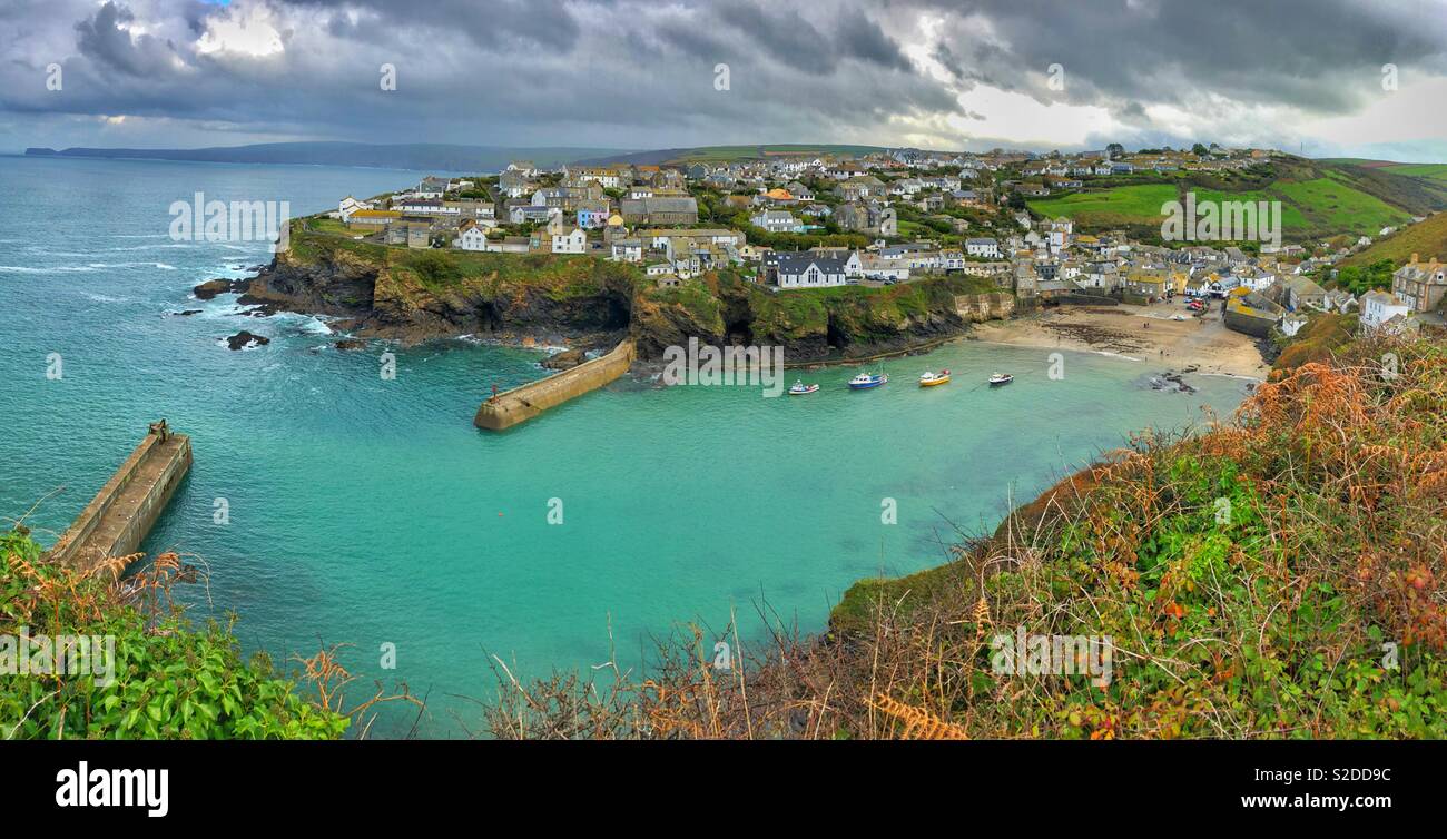 Le port de pêche de Port Isaac, North Cornwall, Angleterre, fin octobre. - Image de stock capturée avec un smartphone