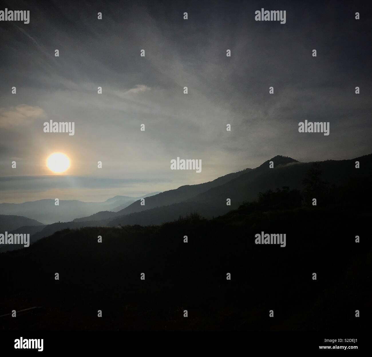 Le soleil brille sur les montagnes après le lever du soleil dans Lachatao dans la Sierra Norte de Oaxaca, Mexique Banque D'Images