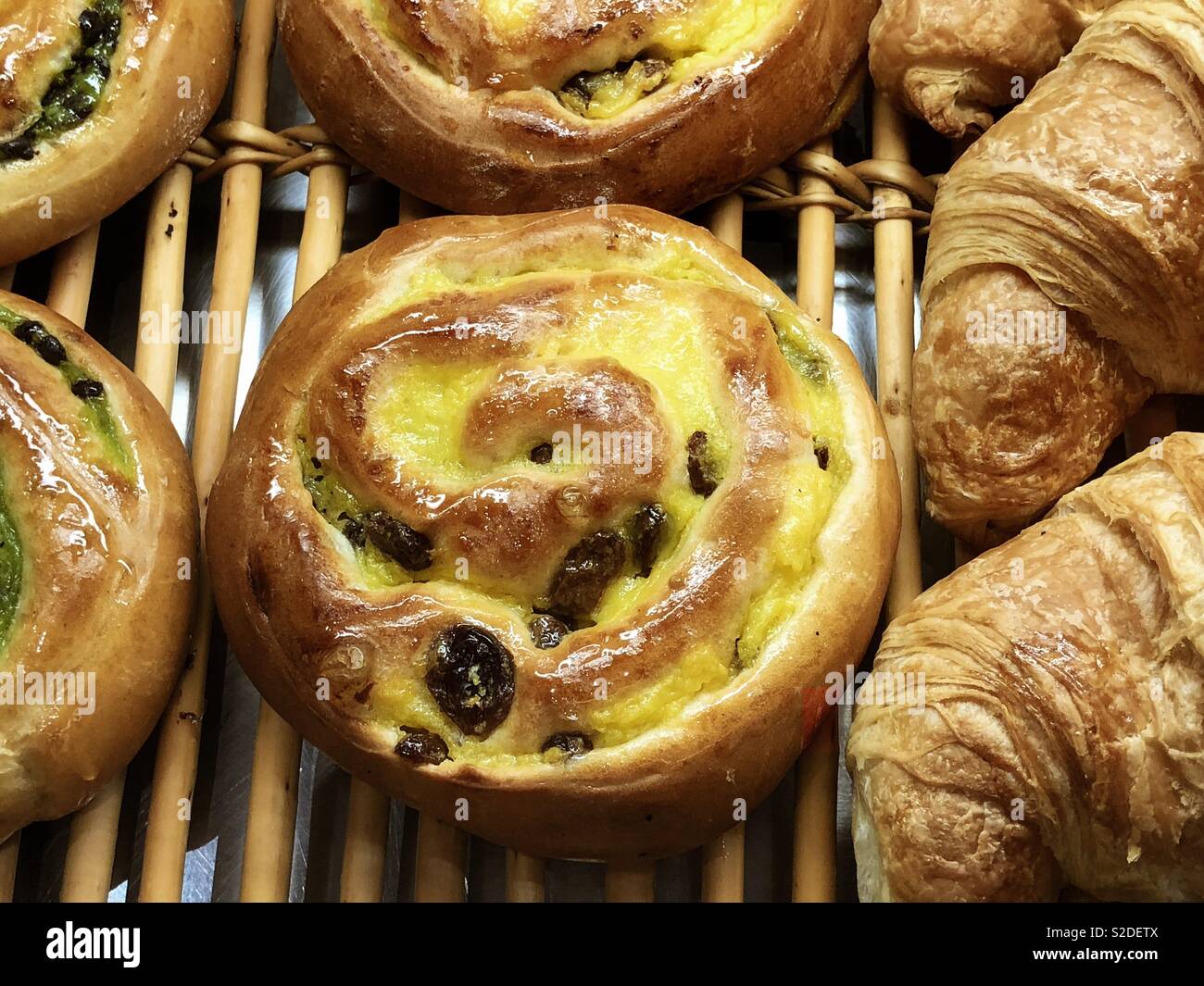 Aux raisins Pain aux raisins avec pâtisserie danoise Banque D'Images