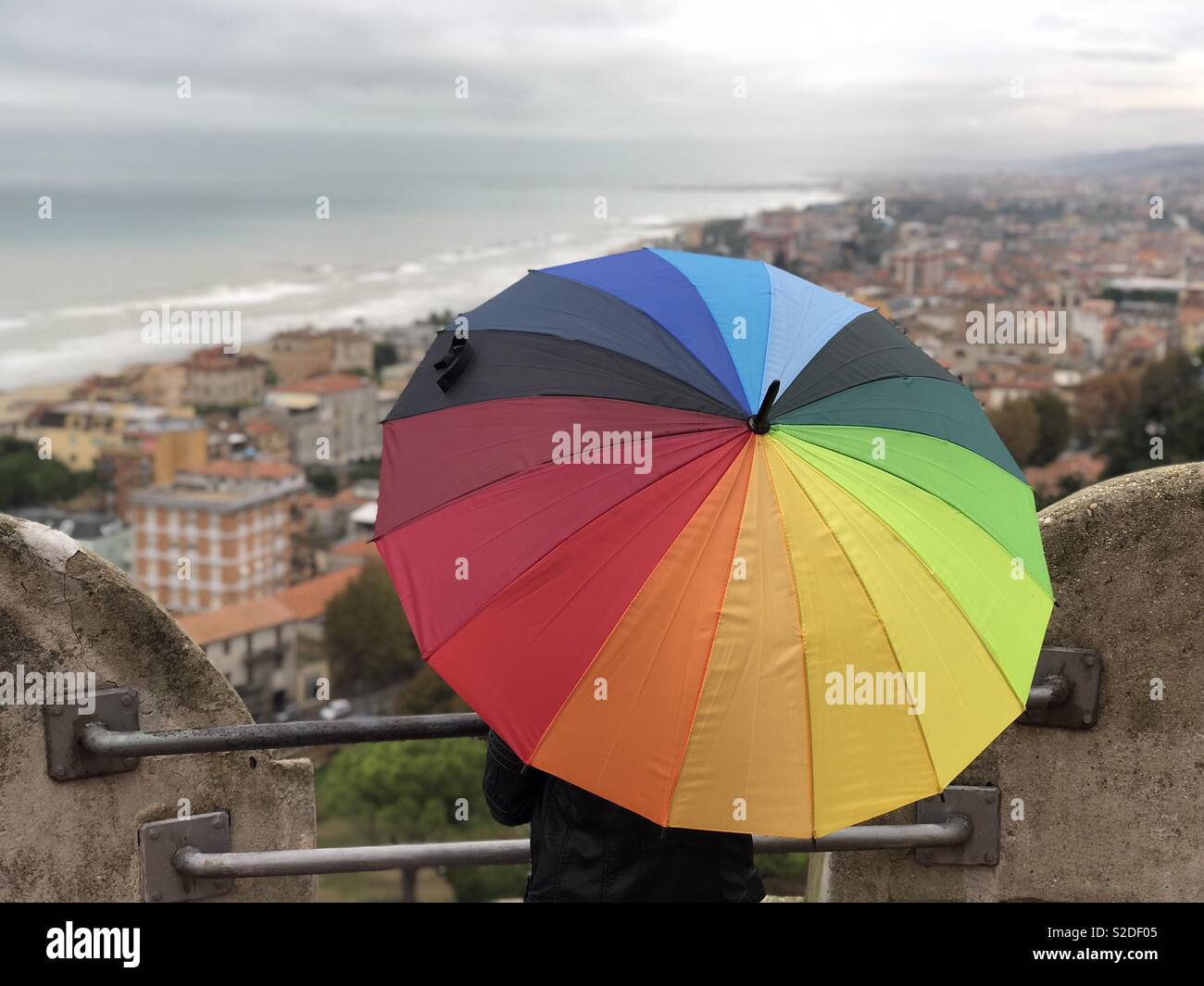 Couleurs arc-en-ciel au cours d'un jour nuageux et pluvieux en Italie Banque D'Images