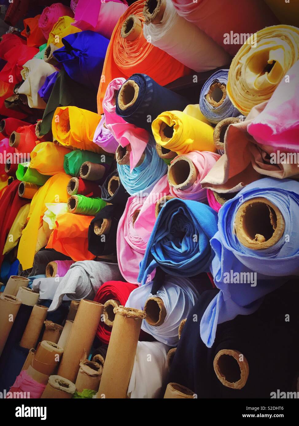 Rouleaux de tissus colorés et un tissu boutique de vente au détail dans le quartier de garment, New York City, USA Banque D'Images