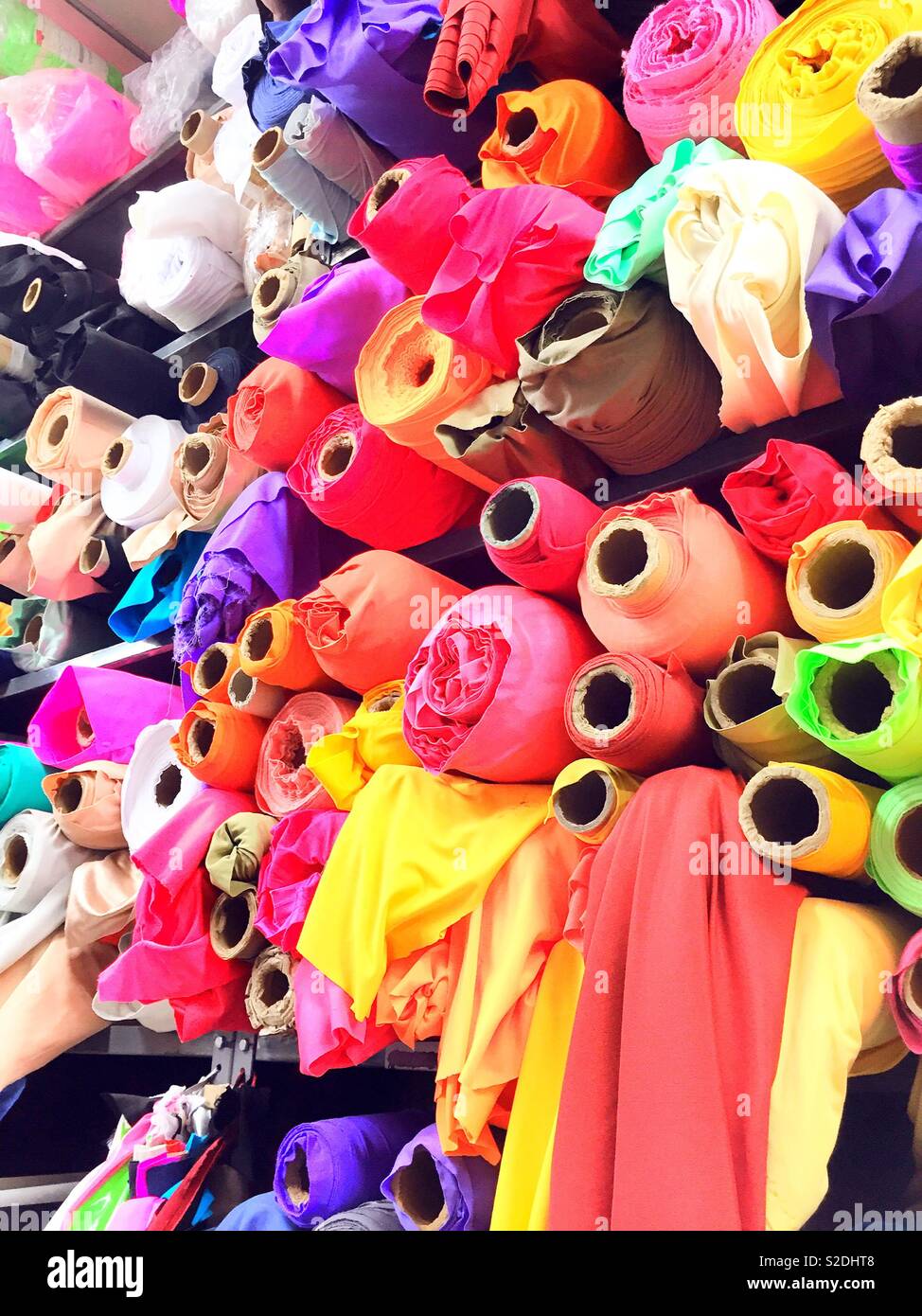 Rouleaux de tissus colorés dans un magasin de tissu au détail dans le quartier de garment, NYC, USA Banque D'Images