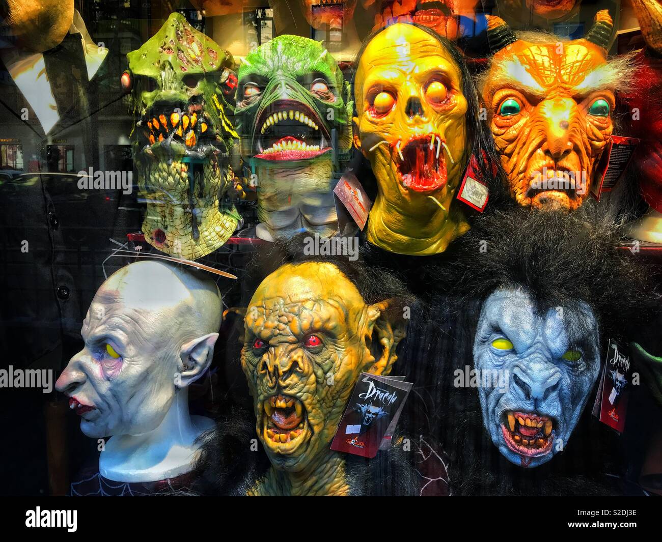 Masques effrayants à vendre dans une vitrine. Il doit être temps d'Halloween ? ! Crédits photos - © COLIN HOSKINS. Banque D'Images