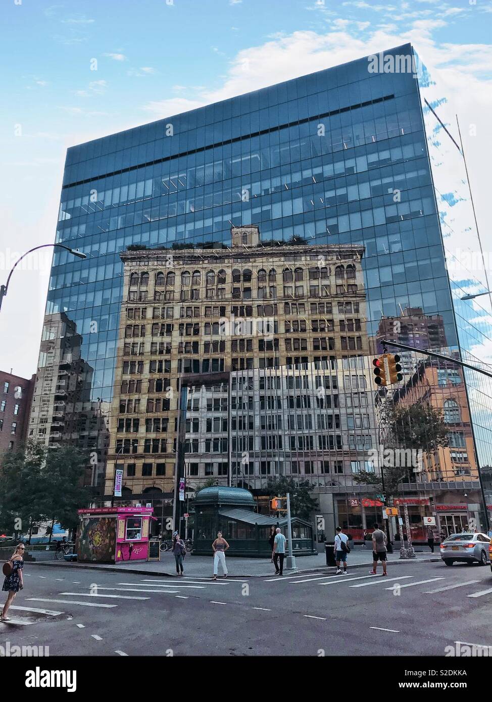 Un miroir reflète des capacités dans NYC Photo Stock - Alamy