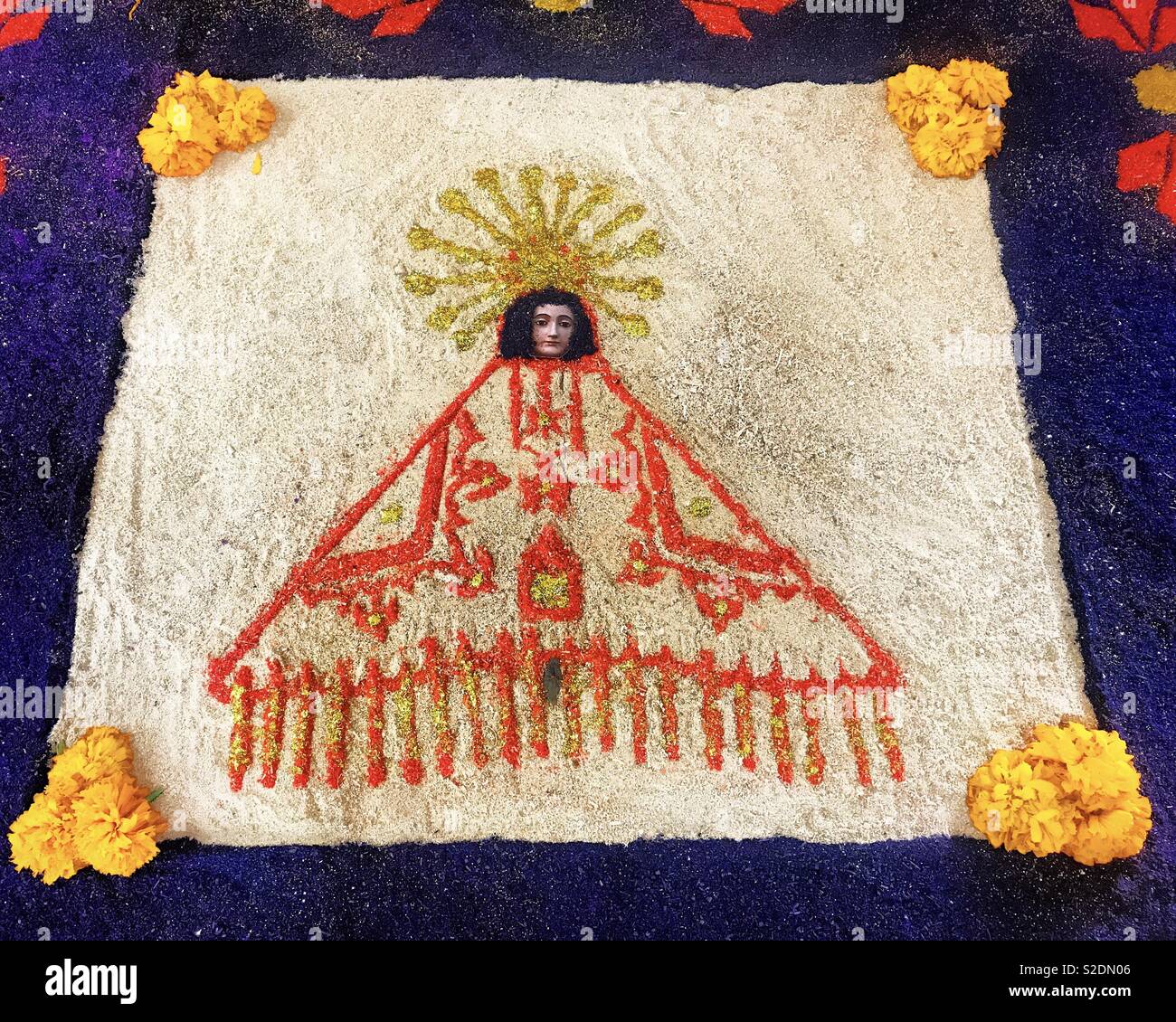 Un tapis avec une image de la Vierge Marie décore un autel pendant le Jour des Morts à Coyoacan, Mexique Banque D'Images