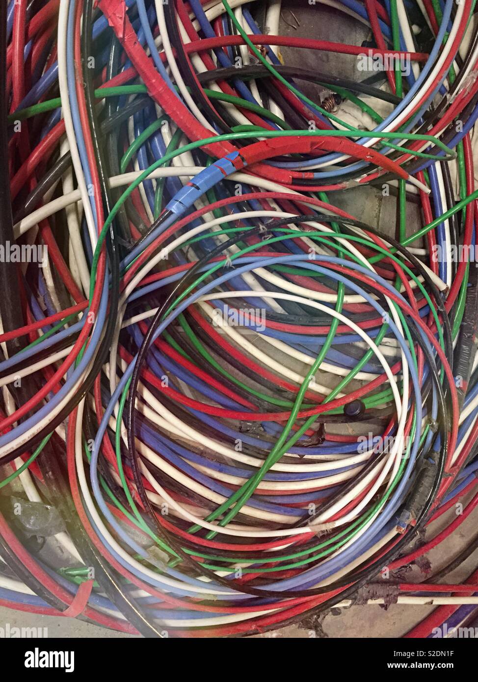 Huit de masse enchevêtrée rouge blanc et bleu des fils et câbles électriques, USA Banque D'Images