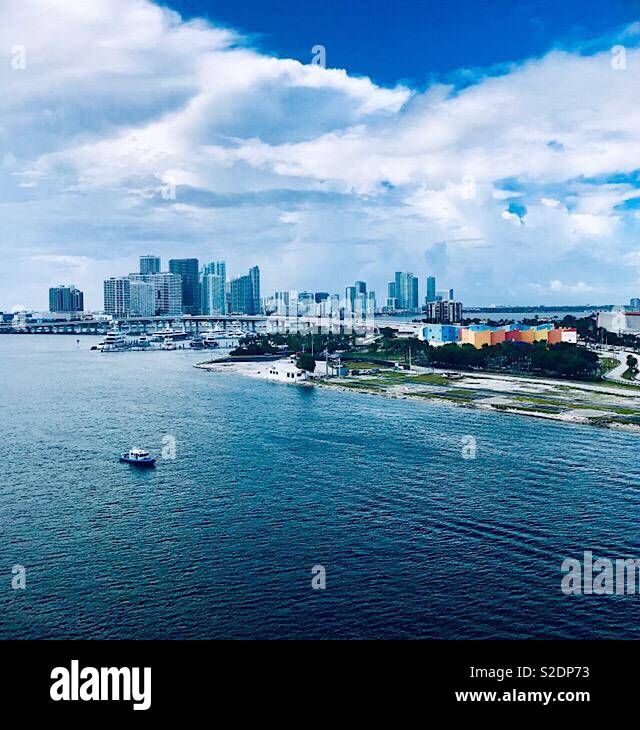 Centre-ville de Miami skyline de dehors en mer Banque D'Images