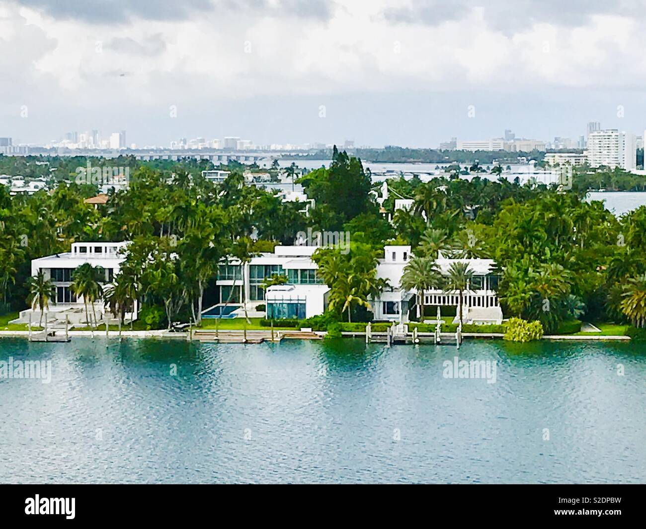 Maisons de front de célébrité sur une île à Miami, Floride Banque D'Images