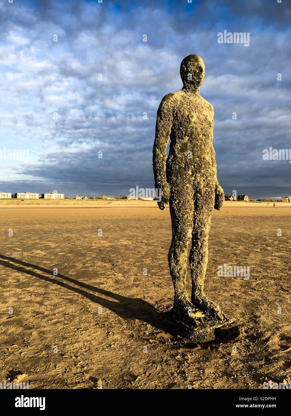 Statue de fer, une partie de l'installation Antony Gormley, "un autre endroit", sur la plage de Crosby, Merseyside. Banque D'Images