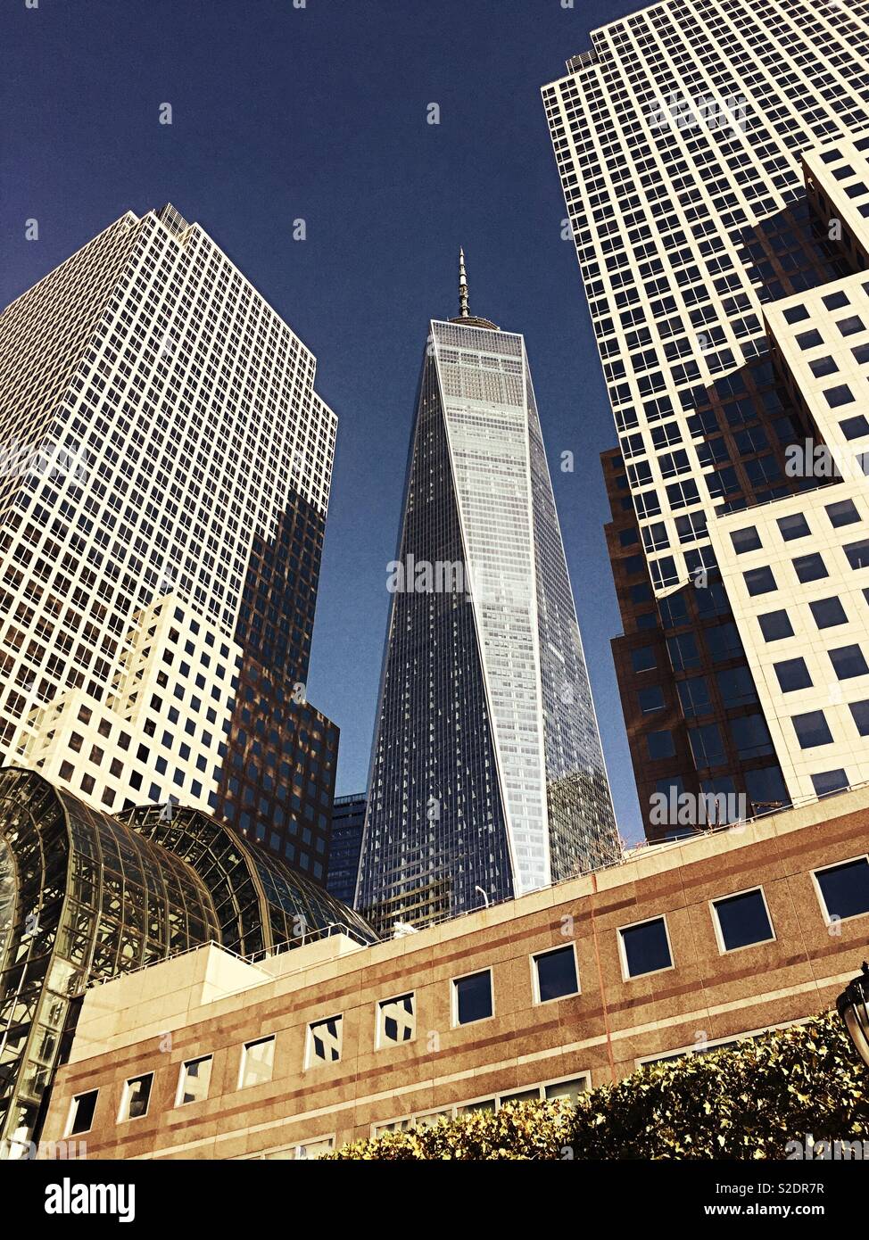 World Trade Center vu de Brookfield Place, du quartier financier, NYC, USA - Image de stock capturée avec un smartphone