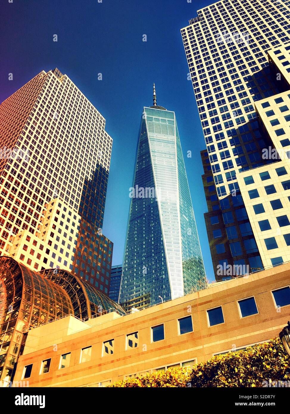Une organisation mondiale du commerce comme vu du World Financial Center, NEW YORK, USA - Image de stock capturée avec un smartphone