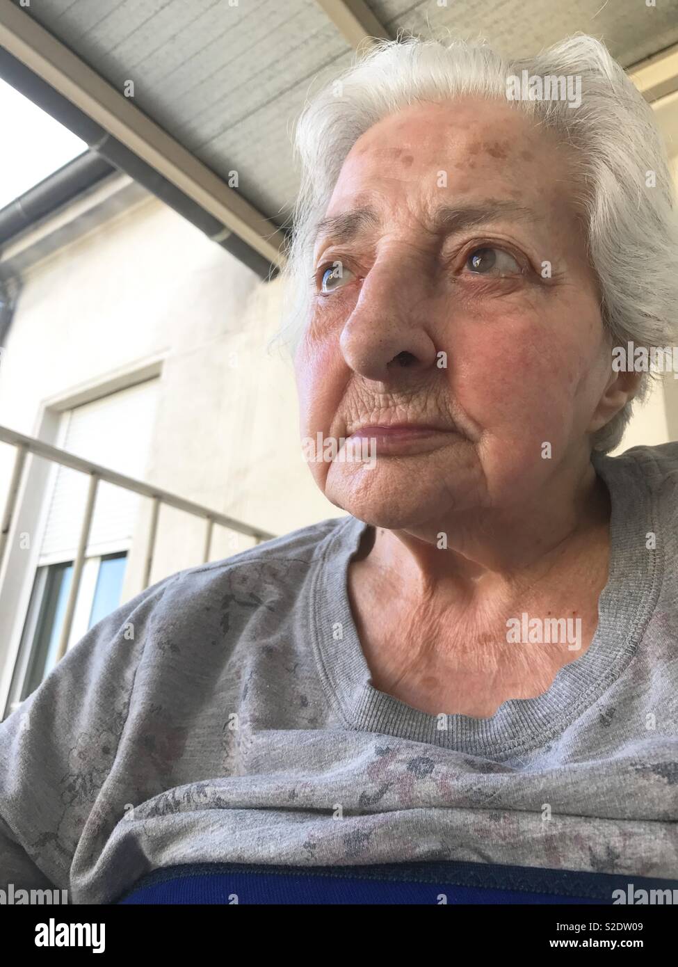 Portrait de vieille dame dans une maison de soins infirmiers. - Image de stock capturée avec un smartphone