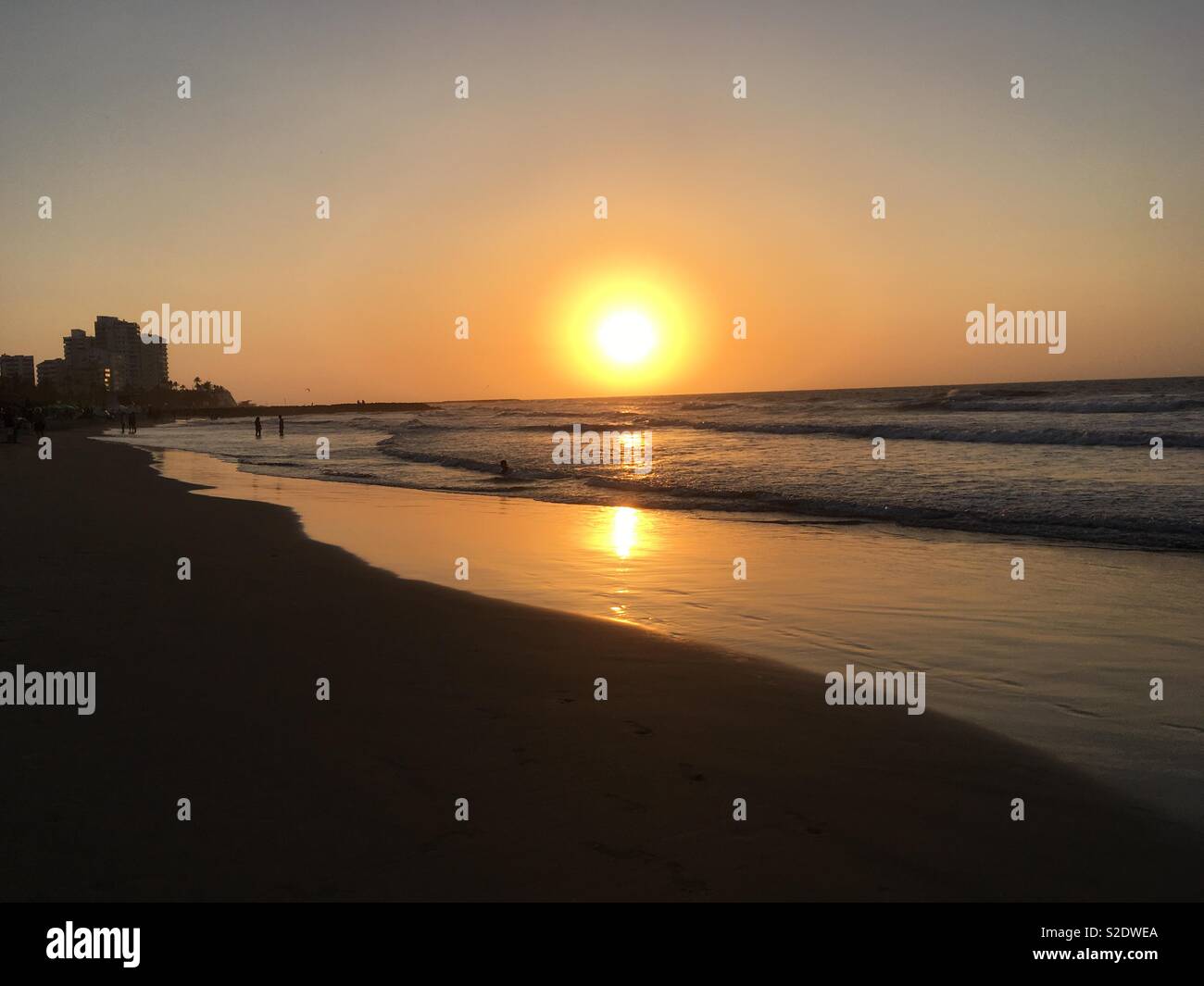 Coucher du soleil sur la plage de Bocagrande, Carthagène, Colombie Banque D'Images