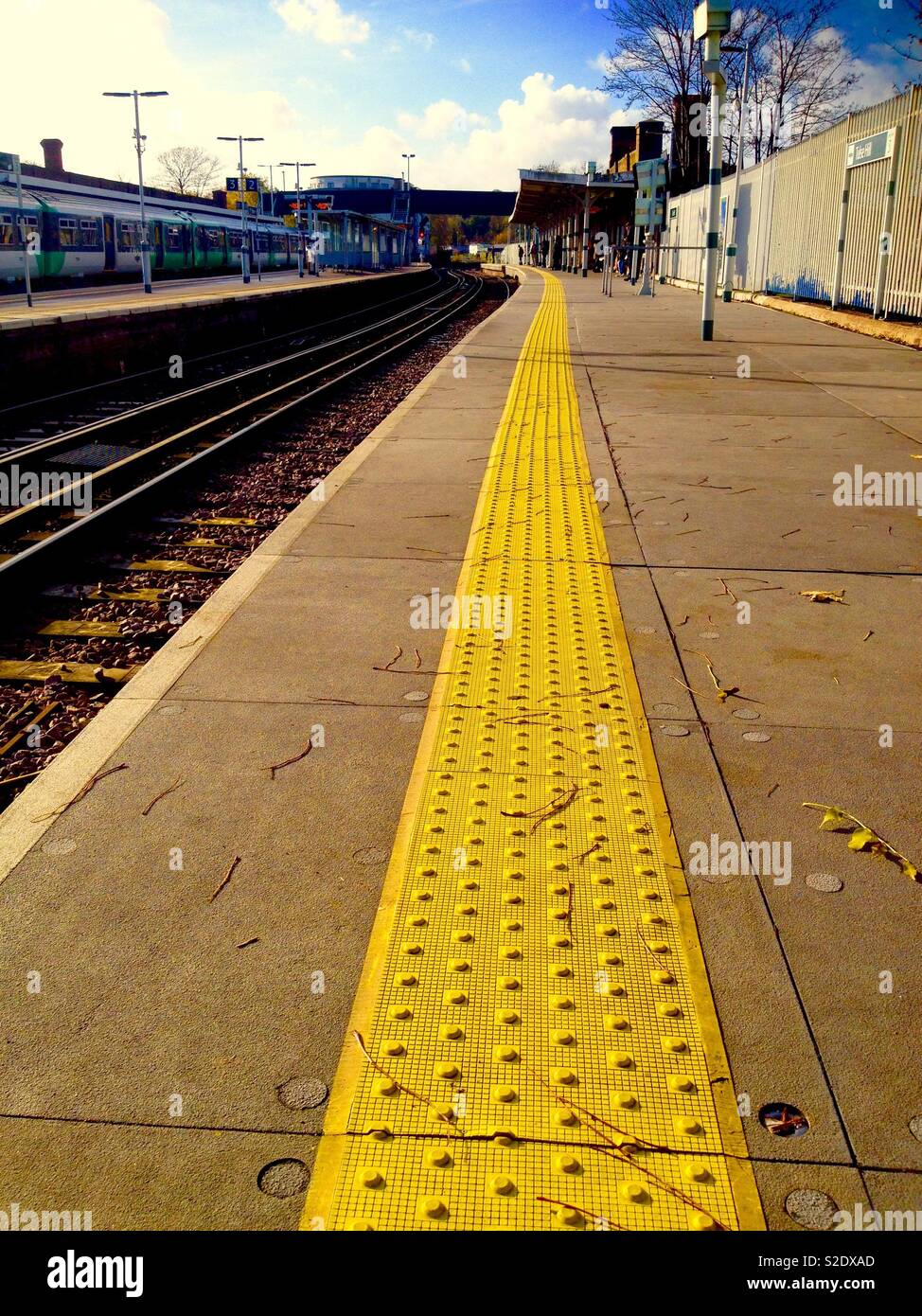 La plate-forme ferroviaire de la ligne de sécurité jaune Banque D'Images