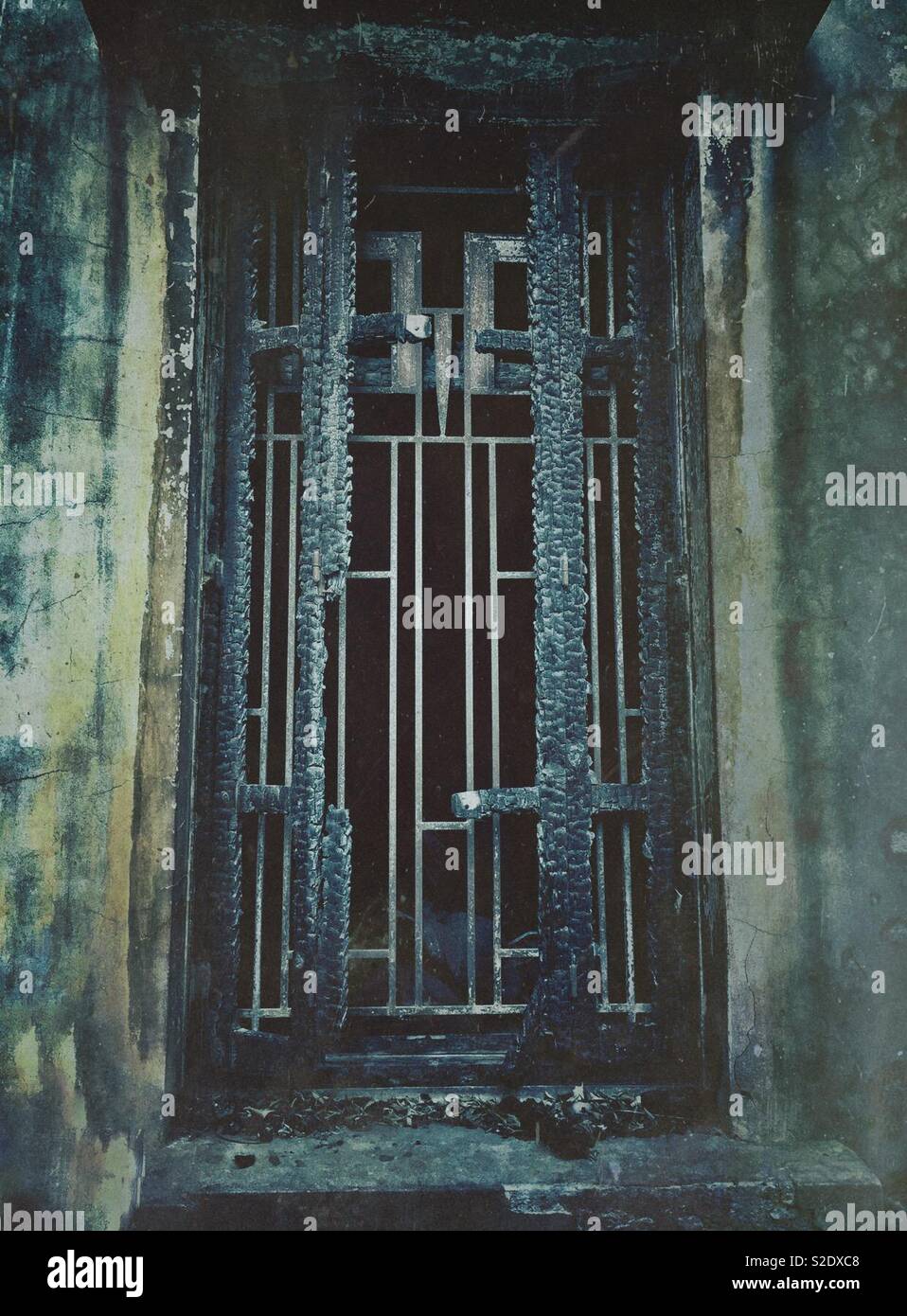 Fenêtre brûlé dans une chambre à l'abandon - Image de stock capturée avec un smartphone