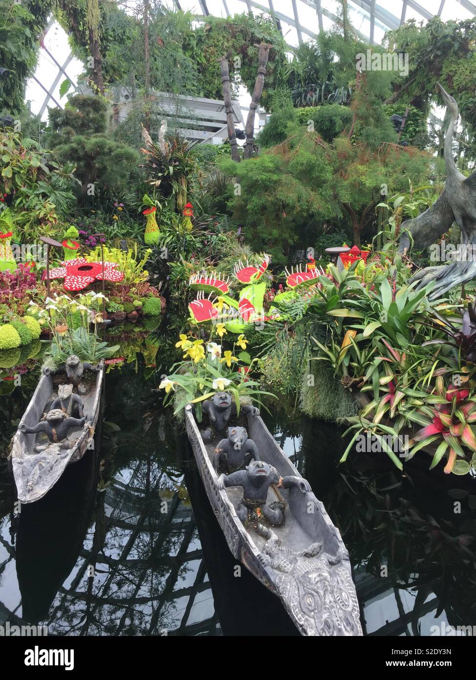 Bateaux dans le cours d'eau dans les jardins de la baie Singapour Banque D'Images