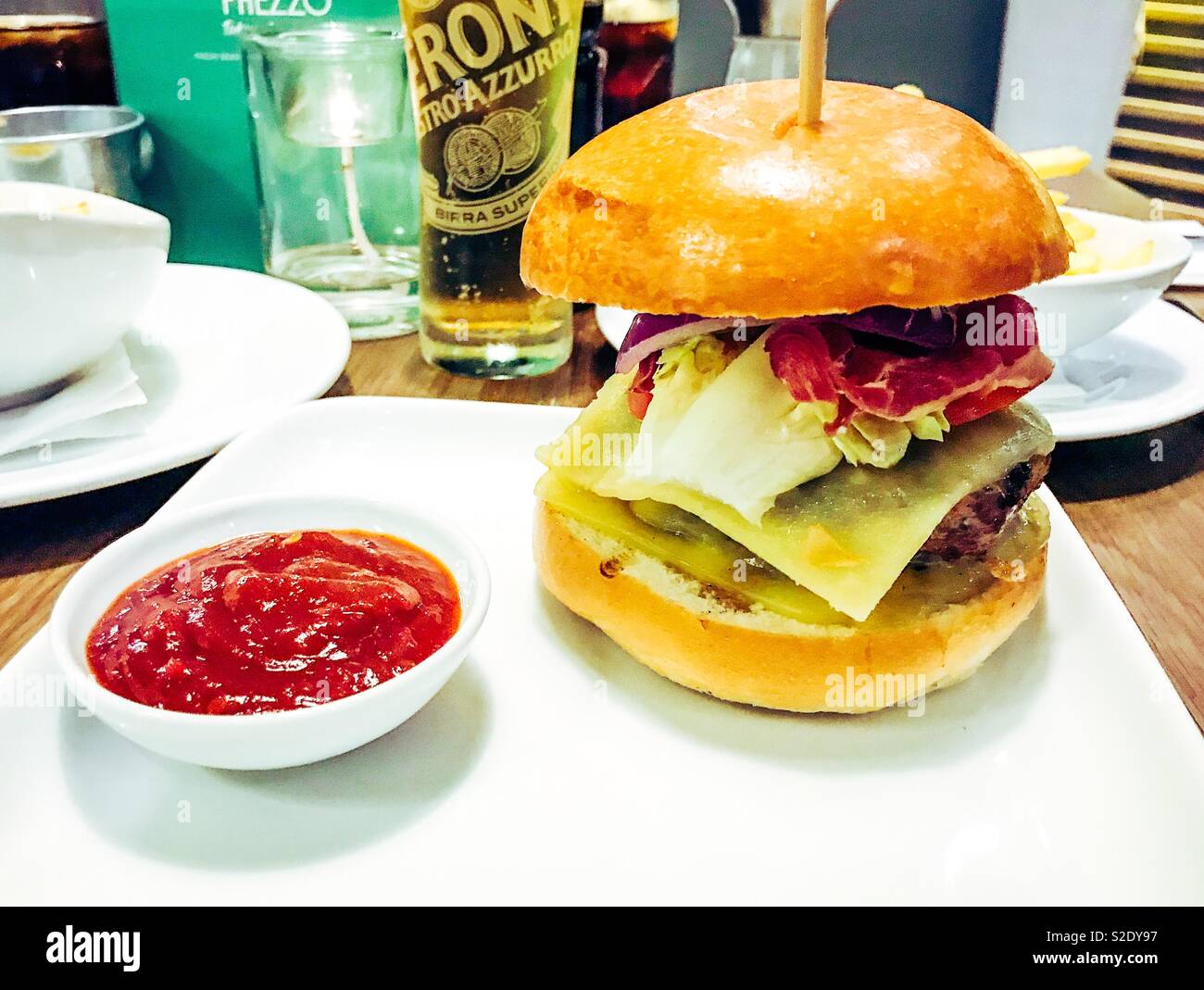 Cheeseburger et savourer sur la plaque dans le Banque D'Images