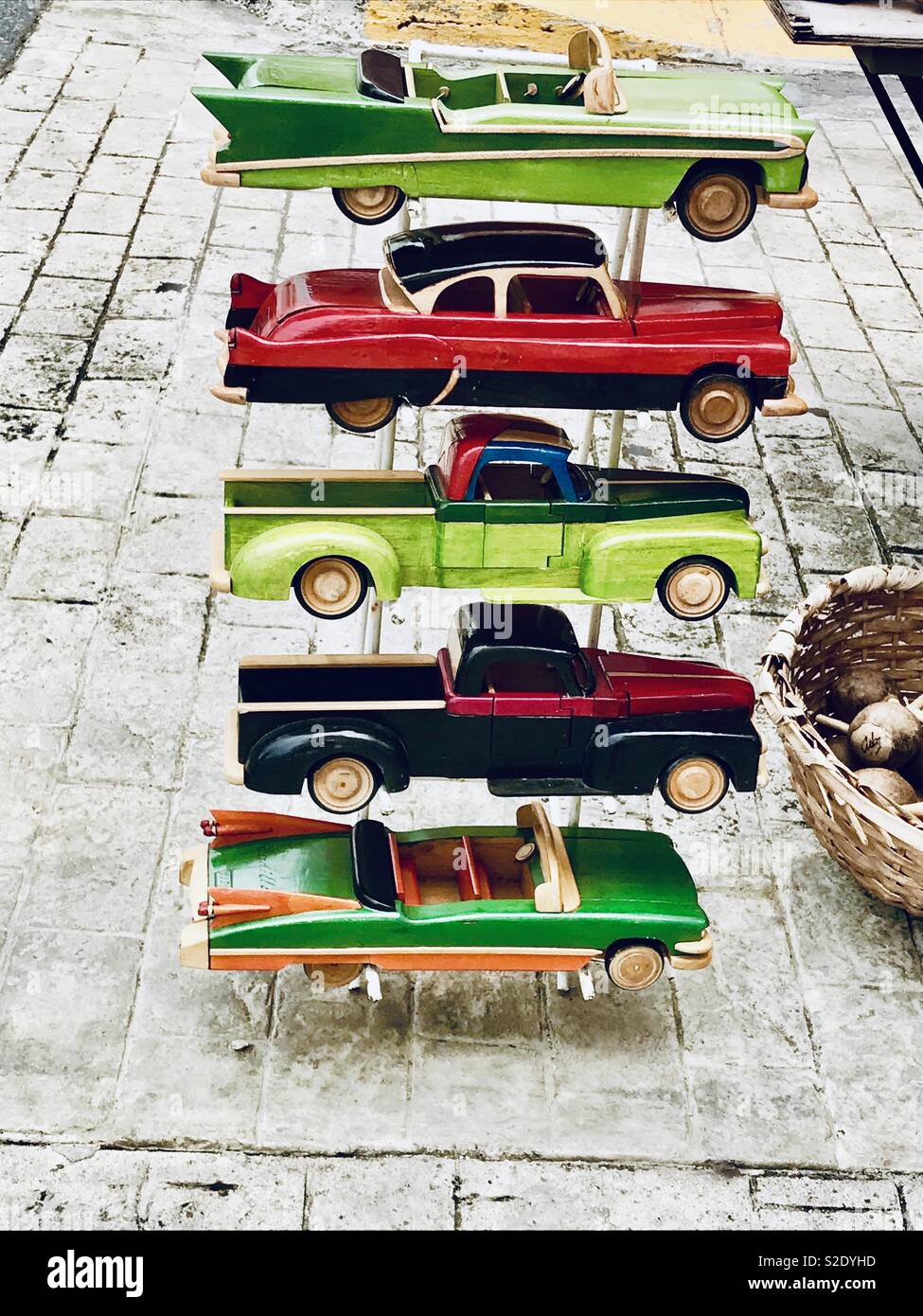 Les jouets en bois, voitures en vente sur le marché à Cienfuegos Cuba Banque D'Images