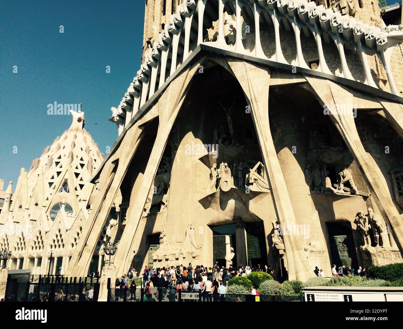 Partie de la basilique de la Sagrada Familia avec la file d'attente de touristes attendant d'entrer à Barcelone Espagne concept voyage et tourisme - Image de stock capturée avec un smartphone