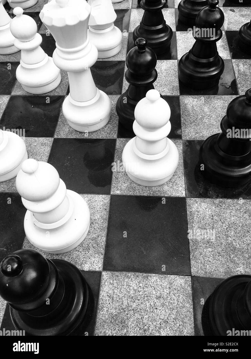 Pièces des échecs en grand échiquier de plein air Banque D'Images