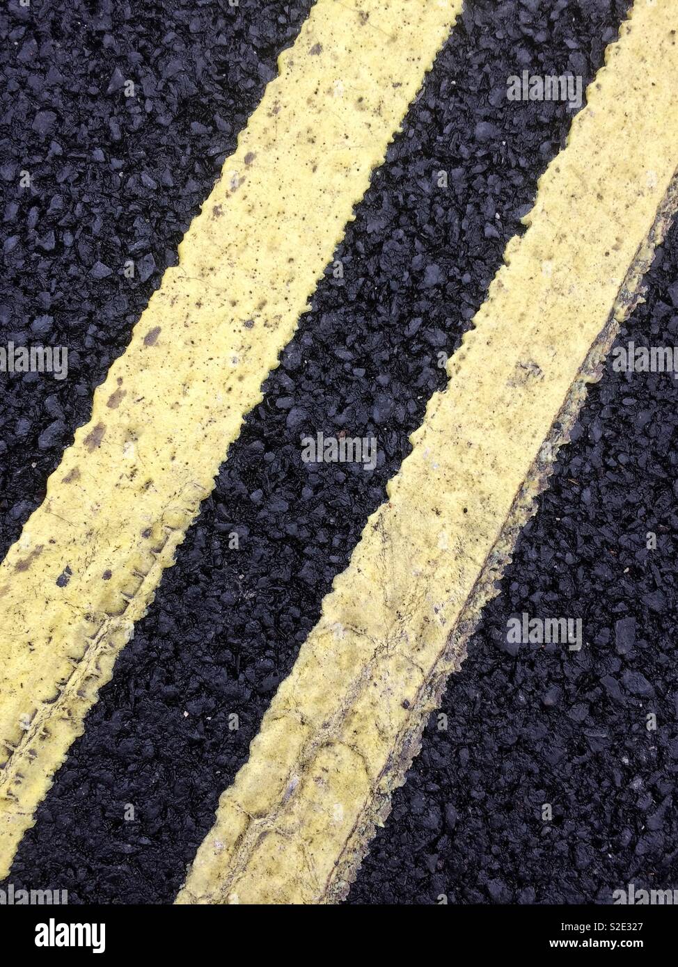 Les lignes jaunes sur la route - Image de stock capturée avec un smartphone