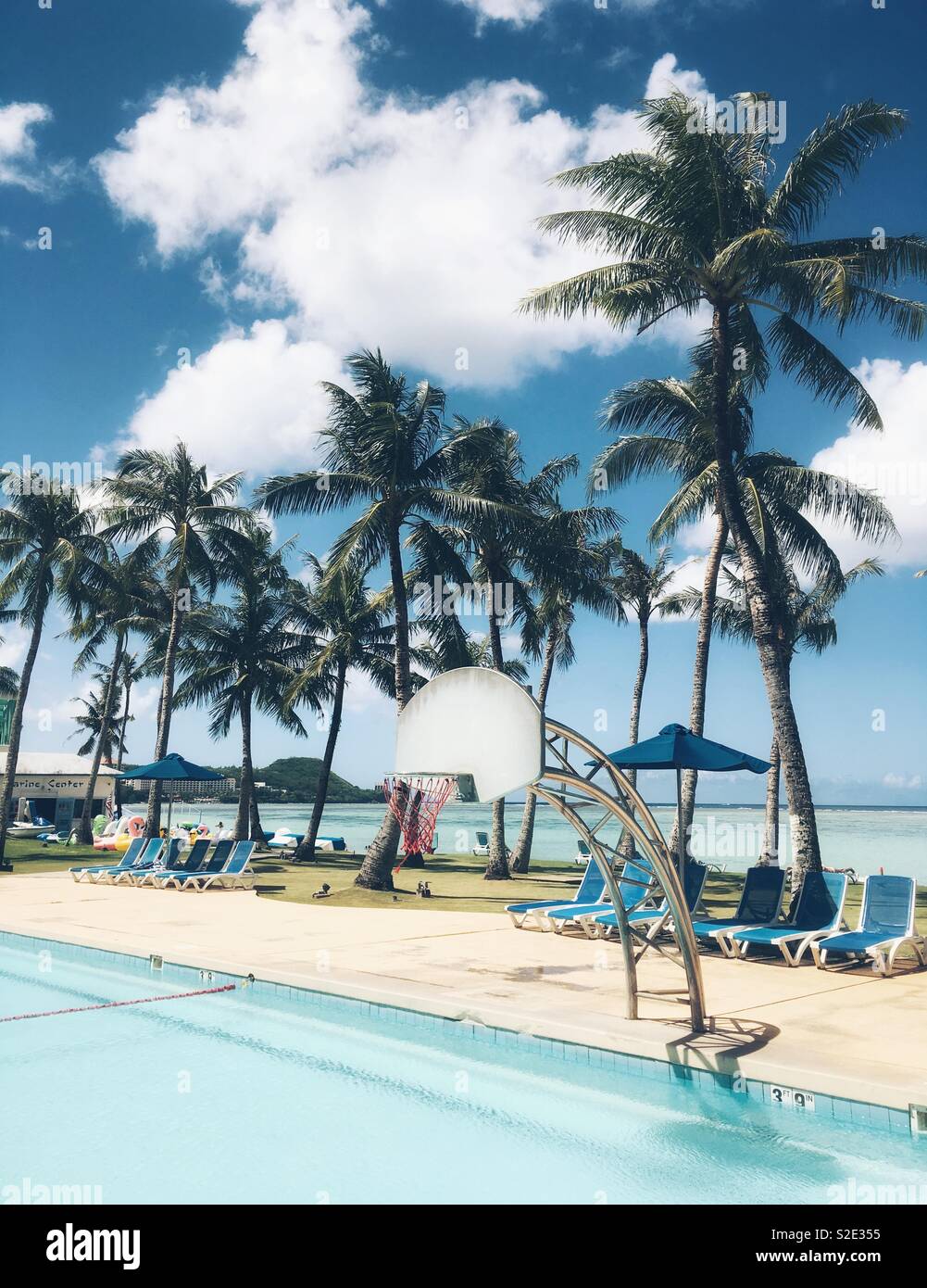 Piscine avec anneau de basket-ball dans un complexe à Guam. Banque D'Images