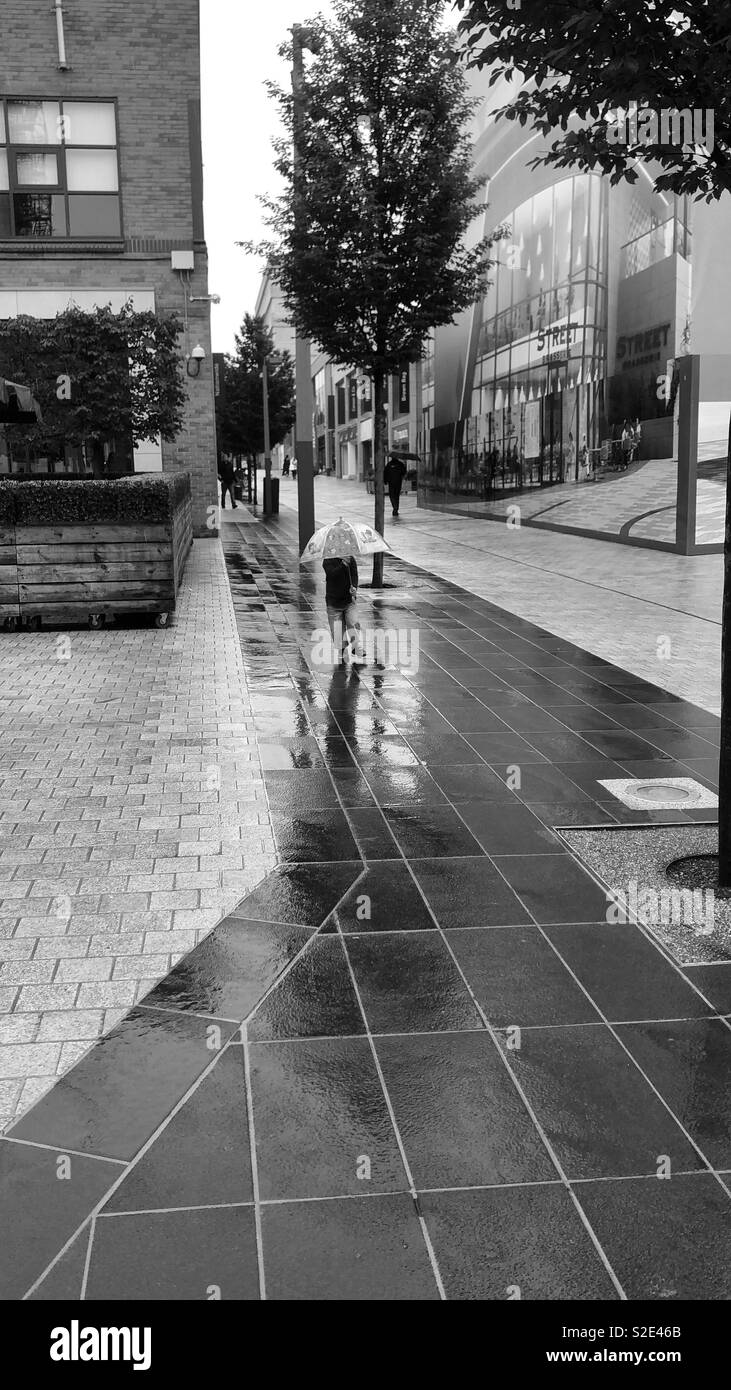 Bracknell girl with umbrella Banque D'Images