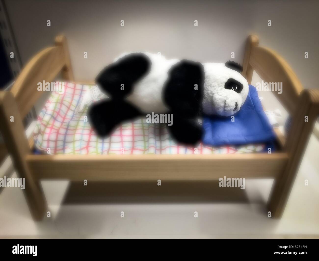 Joli Panda dormant dans un lit confortable sur mesure. Sommeil doux, rêves heureux. Nuit nuit. Ne laissez pas les punaises de lit mordre. Banque D'Images