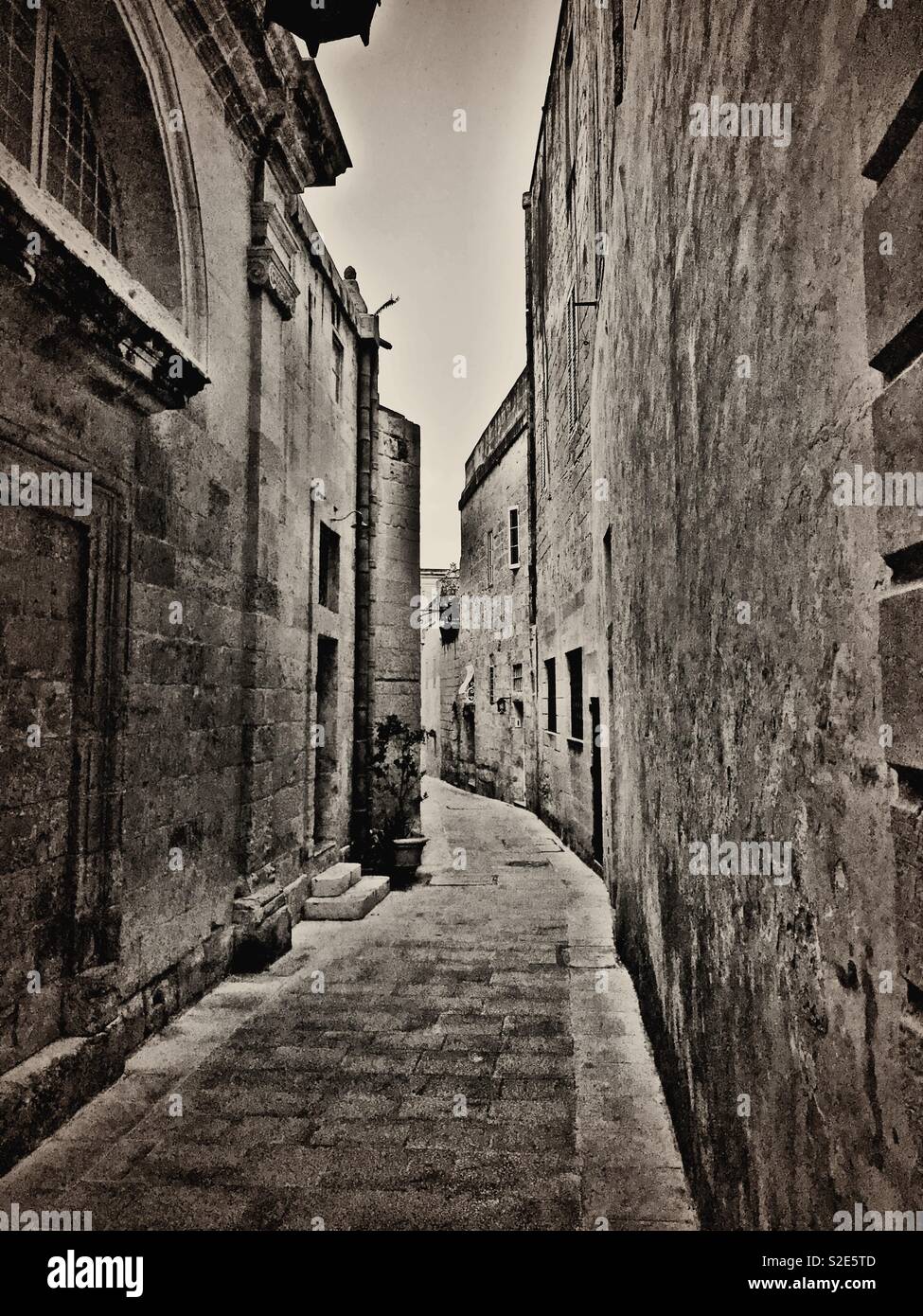 Petite route dans la ville médiévale de Mdina à Malte Banque D'Images
