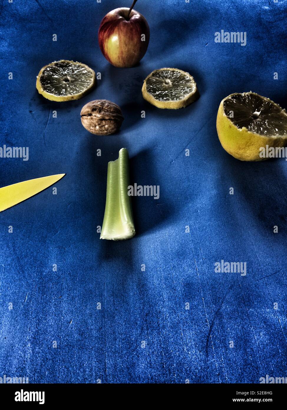 Fermer la vue de citrons,fruits,tricot et écrou - Image de stock capturée avec un smartphone