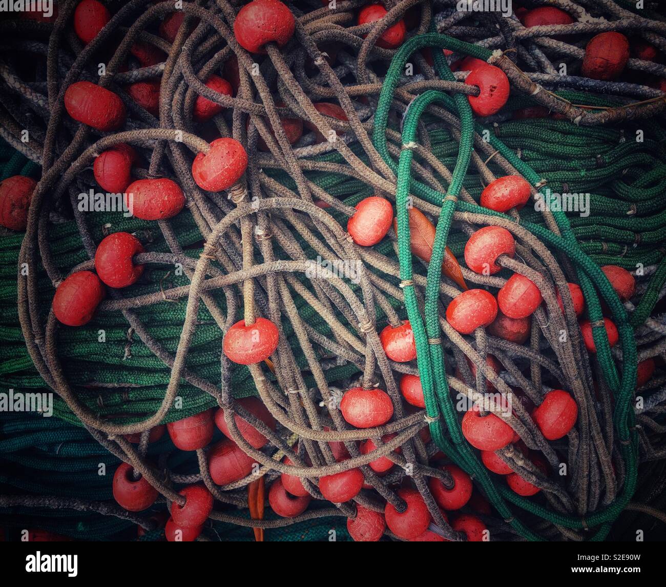 Une pile malpropre de cordes et les flotteurs de pêche Banque D'Images