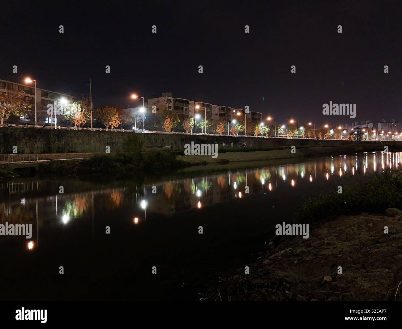 Nuit, rien refléter sur la rivière Banque D'Images